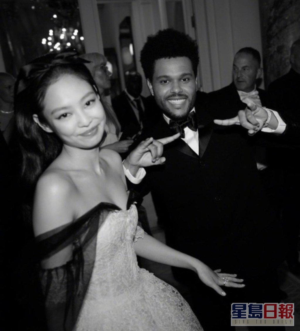 Jennie与The Weeknd玩得好开心。
