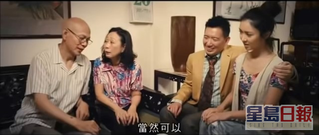 2012年，黃文慧（左二）於電影《爛賭夫鬥爛賭妻》中飾演舒奇（杜汶澤飾）及舒青（李思蓓飾）之母。
