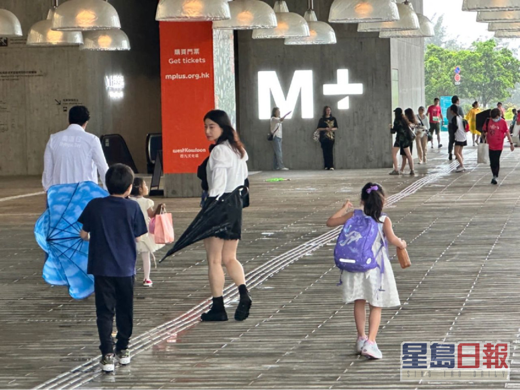 网民捕获霍启刚一家五口到M+出席「奥运日长跑」，郭晶晶罕有再晒腿。