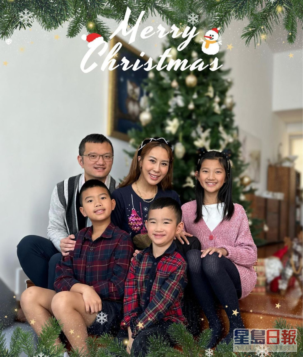 曹敏莉于IG分享一家五口的家庭照，留言祝网民：「Merry Christmas!」