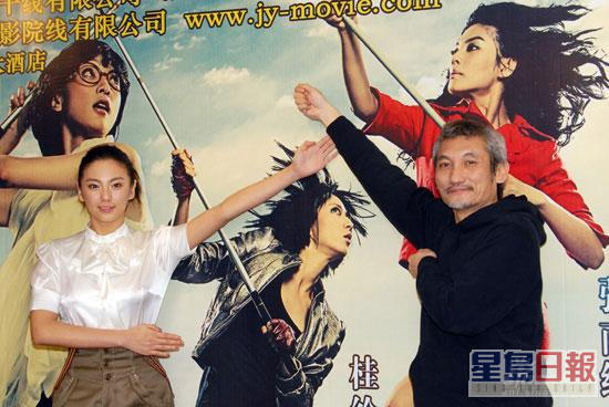 徐克(右)與張雨綺(左)到廣州為電影《女人不壞》