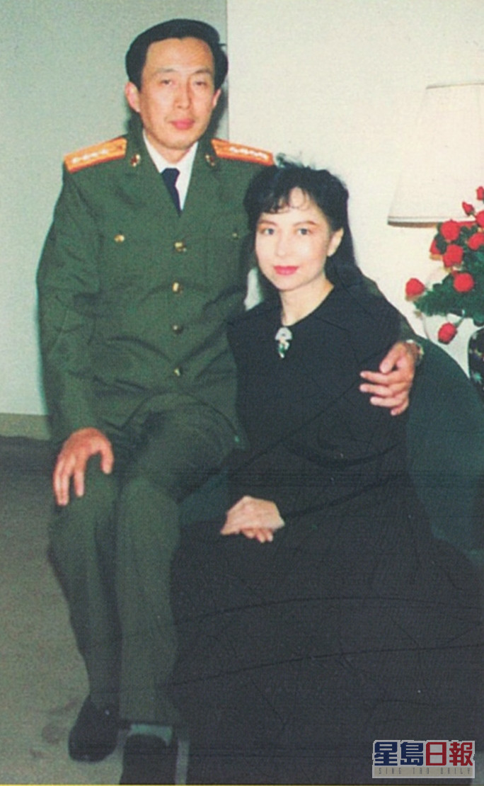 1990年，狄娜與中共開國大將羅瑞卿兒子羅宇再婚。