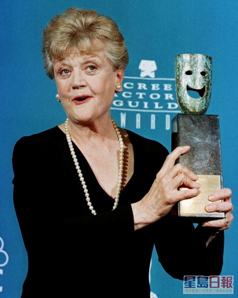 Angela于1997年获颁发演员公会大奖终身成就奖。
