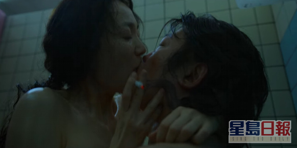 Netflix原创剧《鱿鱼游戏》中，奸角张德秀与韩美女在厕所上演一幕性爱场面。