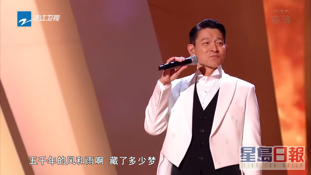 星期五（28日）播出总决赛，就找来刘德华任嘉宾，天王一登场就带领24位学员合唱《中国人》掀起高潮。