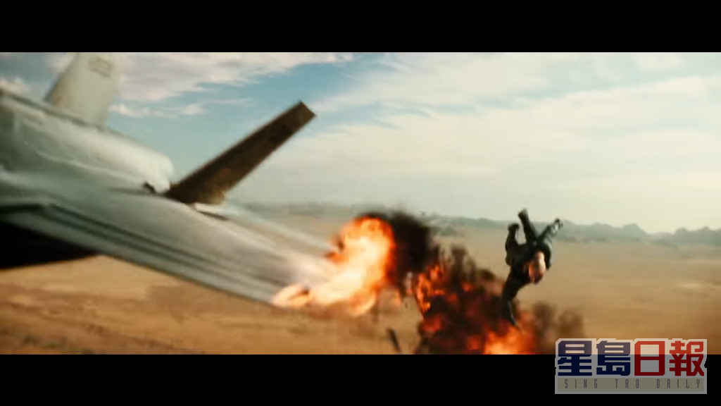 Black Adam单手一挥就打烂机翼，令战机爆炸。