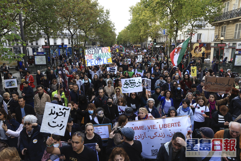 在巴黎示威者拉起標語及高口號。AP