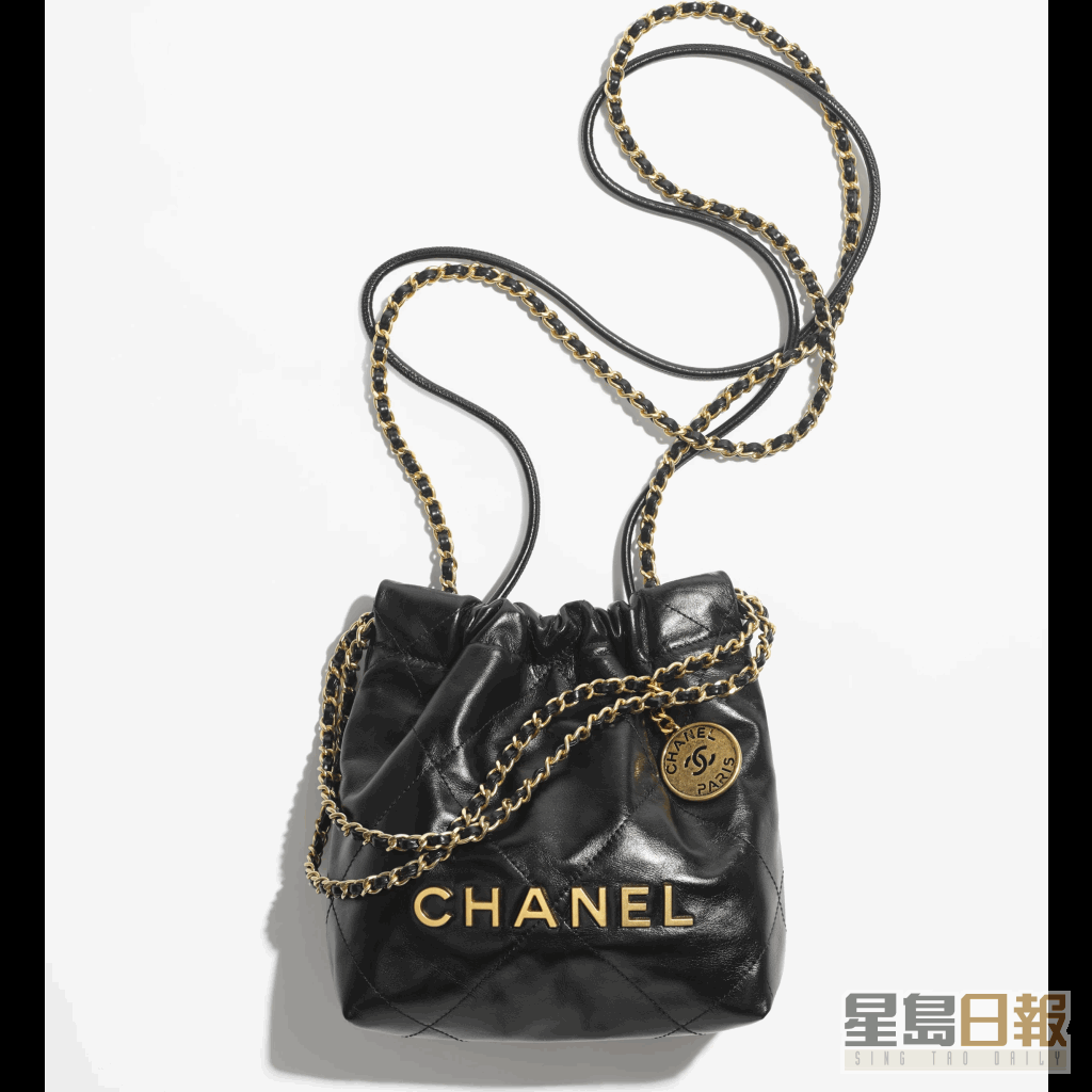 手袋是Chanel 22 mini bag。