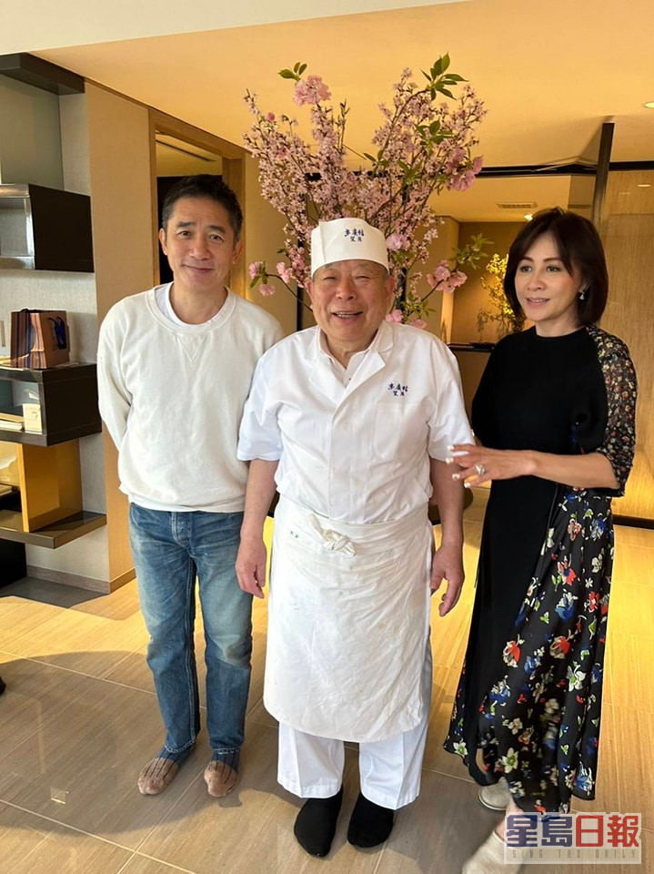 最近梁朝偉與劉嘉玲在日本食店的合照在網上瘋傳，不過全部網民都聚焦在梁朝偉的腳趾。
