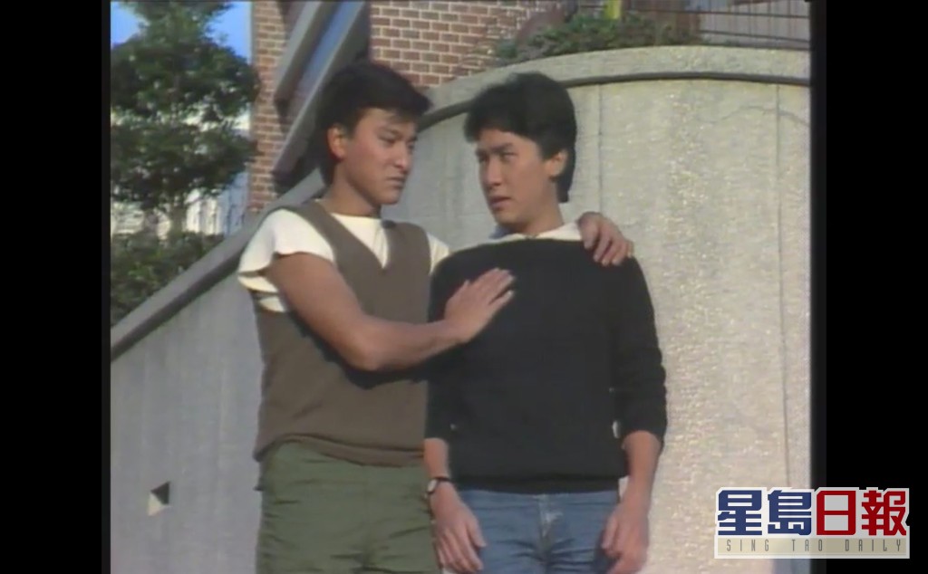 刘德华（左）1980年报读TVB第10期无綫电视艺员训练班而入行。