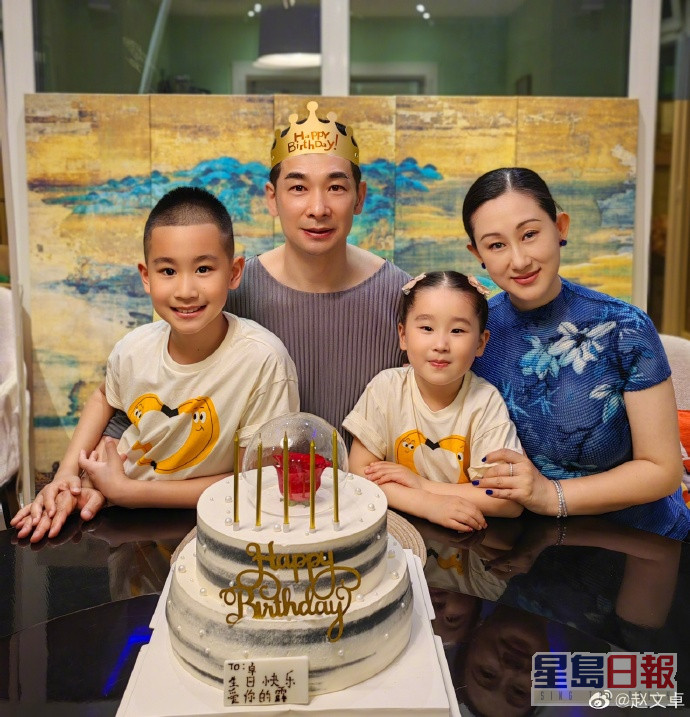 老婆張丹露及一對仔女為趙文卓慶祝50歲生日。