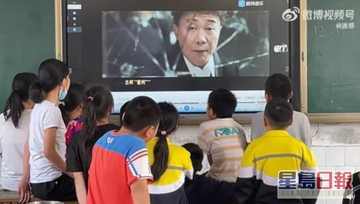 內地小學生在課室內睇《孤勇者》MV。