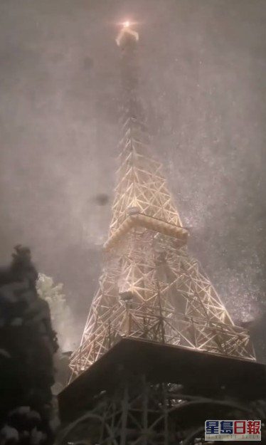 雪中的巴黎铁塔。