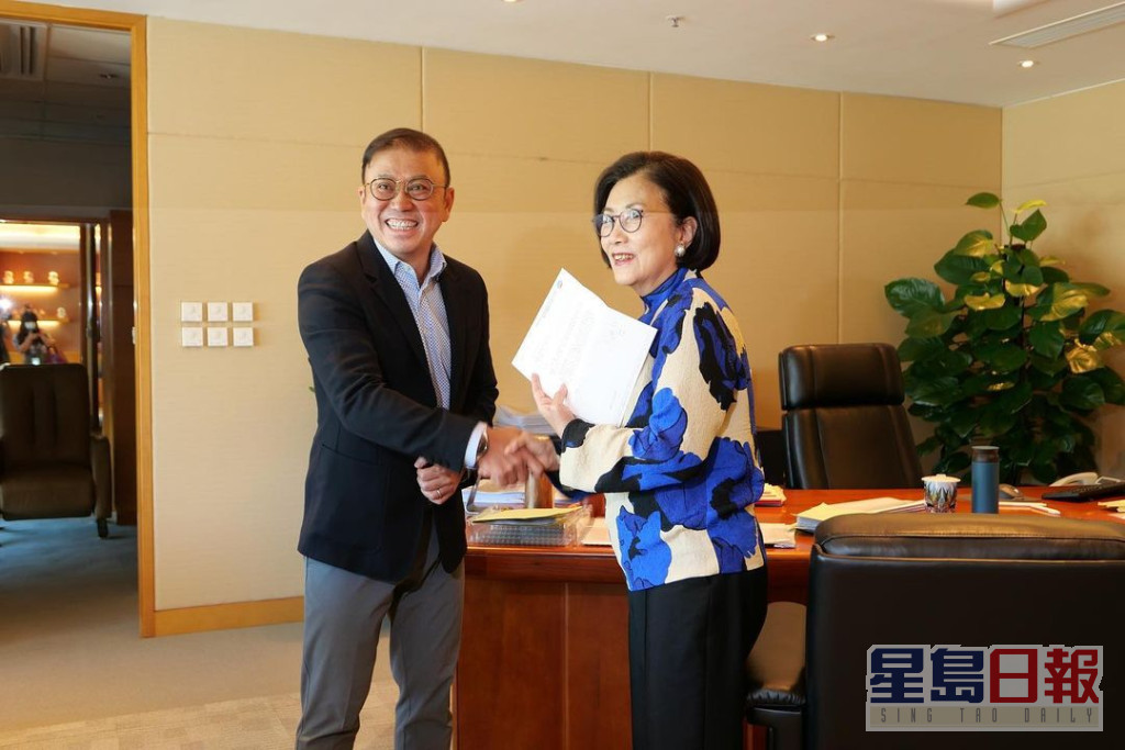汪明荃從TVB主席許濤手上收到祝賀信。