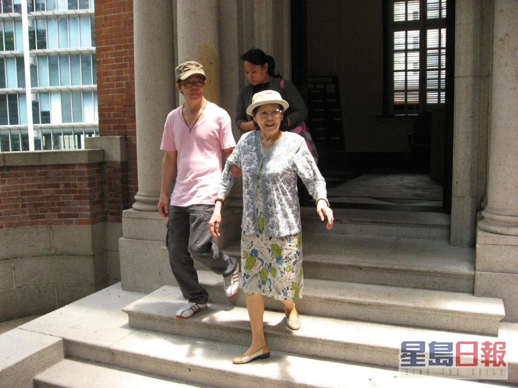梅妈2011年被终审法院裁定败诉，其后又与梅启明在中环汇丰银行开记者会声讨。