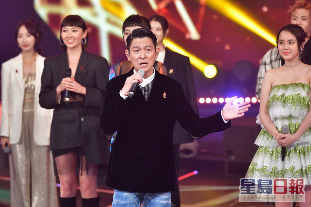 劉德華為《香港金曲頒奬禮》表演，Rock與其他新人有幸同台。