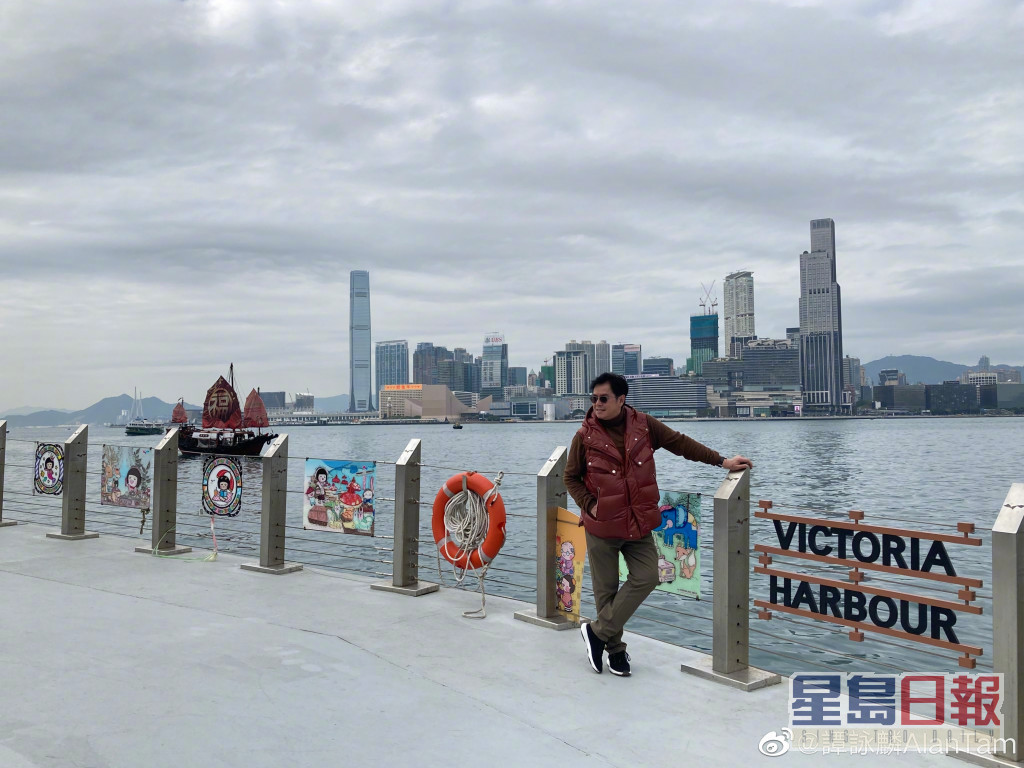譚詠麟最近經常到維港影相，還貼相講到明是宣傳香港旅遊。