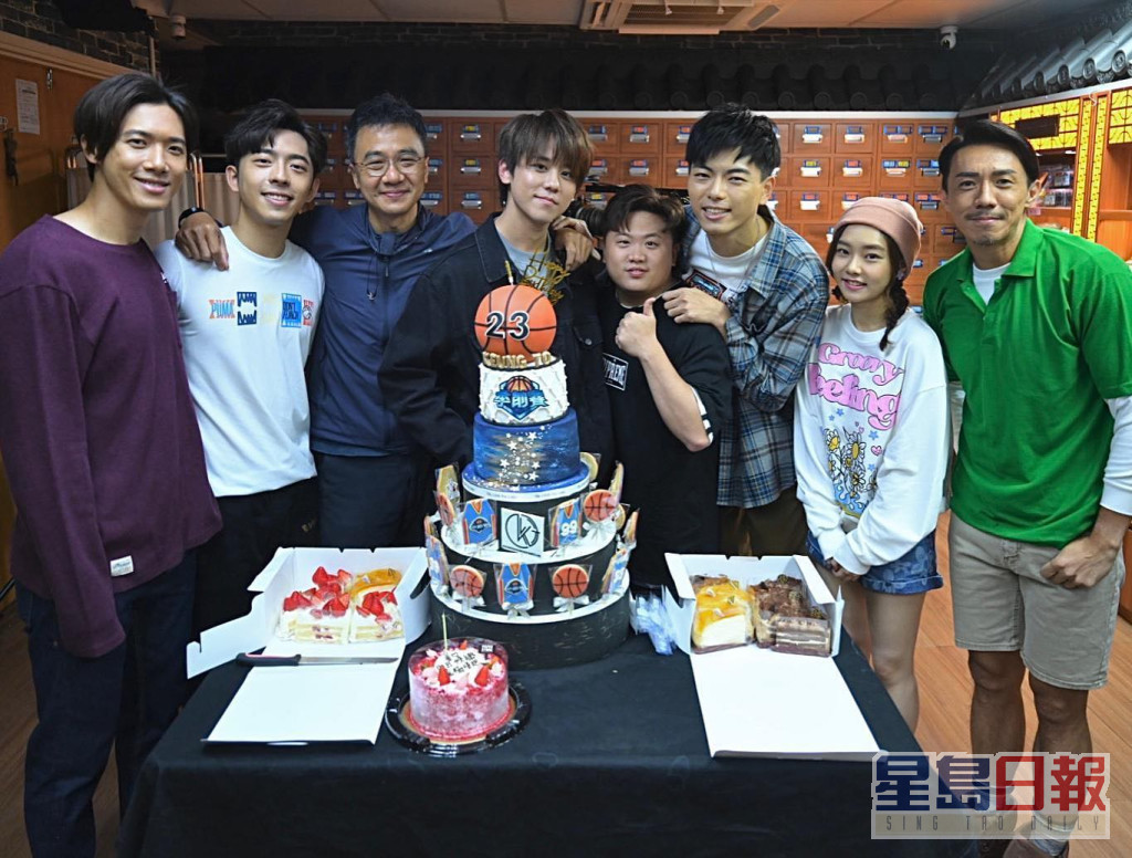姜涛为《季前赛》开工，大家送咗个篮球蛋糕同佢庆祝。