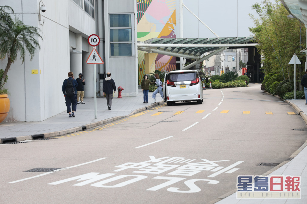 杨明座驾直驶入TVB。
