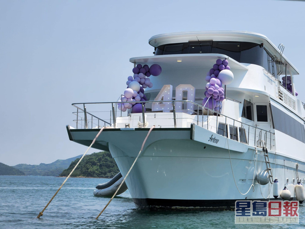 胡家惠40歲生日搞船P，還設有大大個「40」燈牌作裝飾。