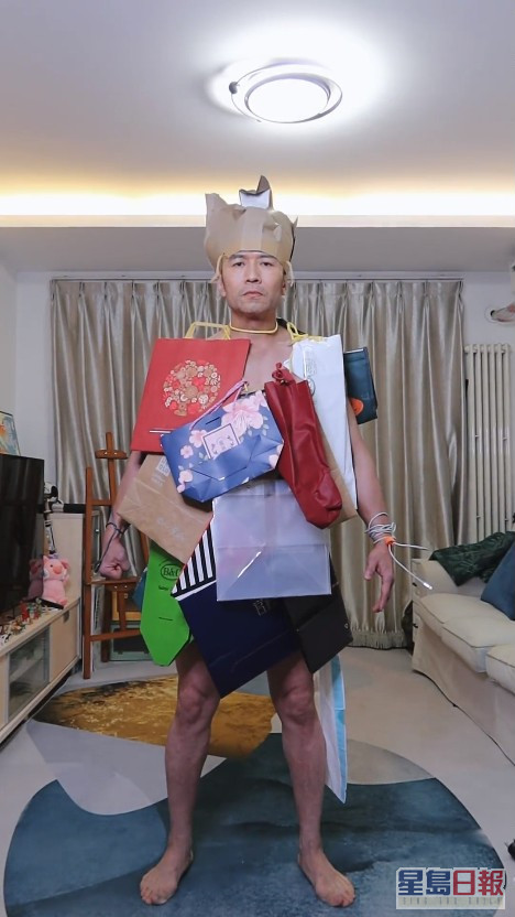 唐文龙日前半裸上身，并在身上挂满纸袋，呼吁大家外出购物时自备购物袋。