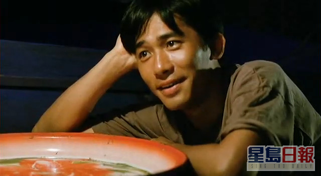 陳少霞在1993年憑電影《哥哥的情人》飾演大澳漁村少女入行，戲中與梁朝偉有不少對手戲。