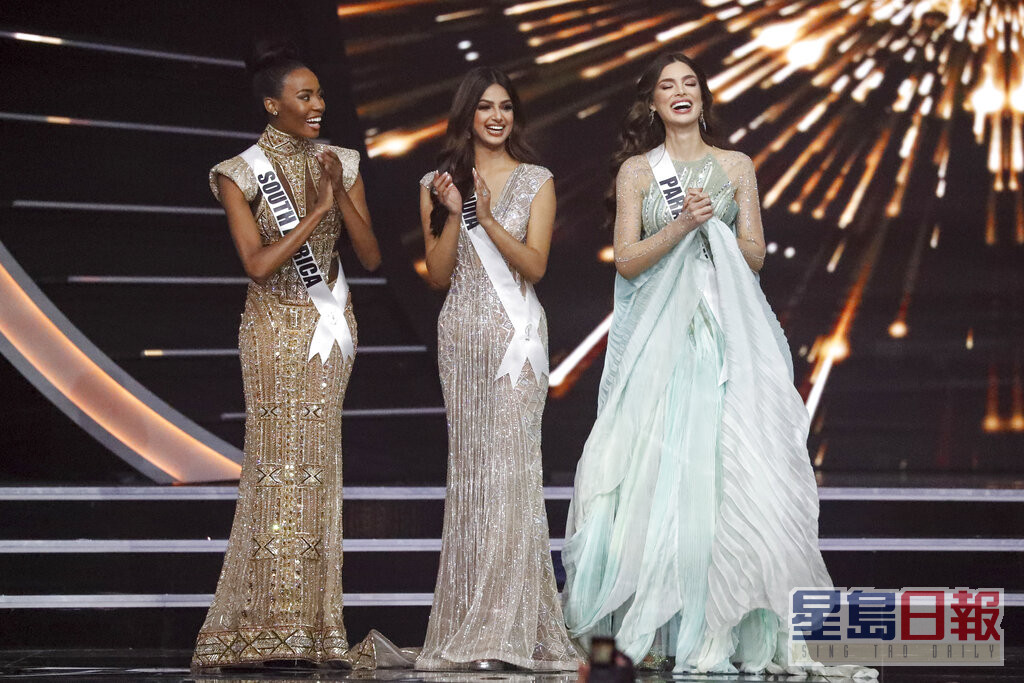 環球小姐三甲，冠軍為桑杜（中），亞軍為費蕾拉森（右），季軍為姆斯瓦內（左）。美聯社圖片