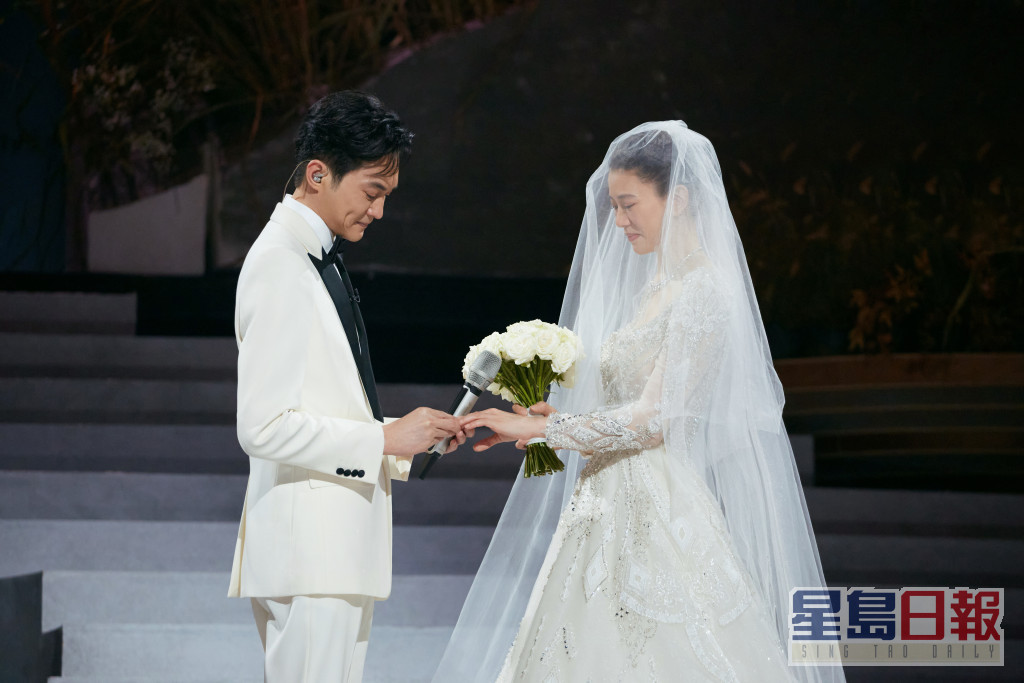 张智霖在台上与袁咏仪补办婚礼，场面感人。