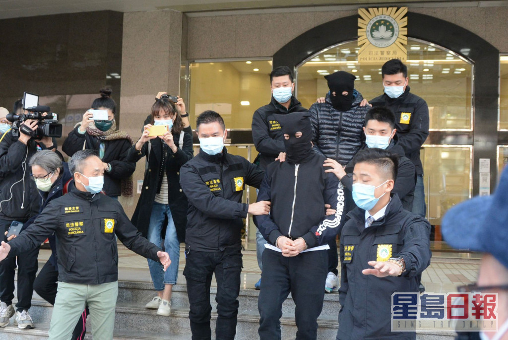 陳榮煉（前）一月底涉嫌洗錢和非法經營賭博場所被拘留。