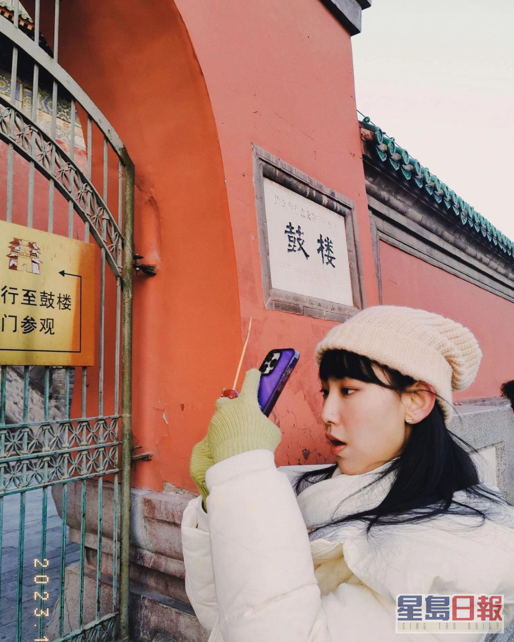 炎明熹在北京吃冰糖葫芦表情多多。