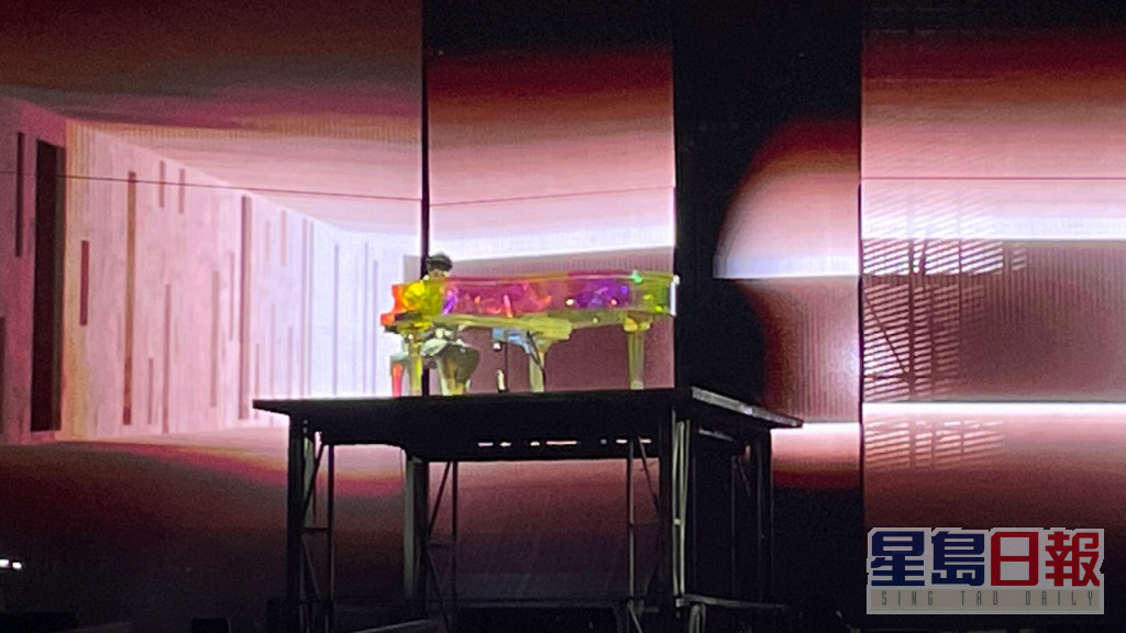 林俊杰自弹自唱《记得》为个唱掀开序幕。