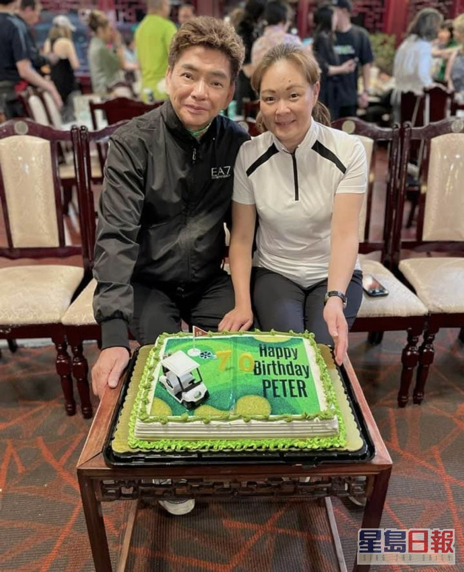 陈浩德收到蛋糕预祝69岁生日。
