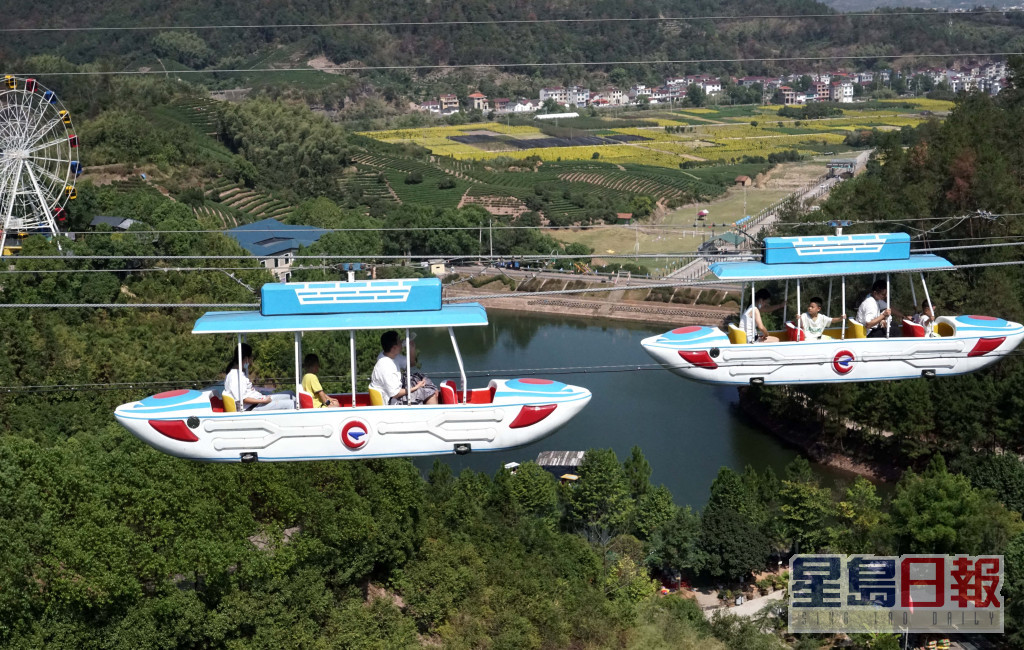 游客在浙江省武义县七旗山景区体验「空中飞船」。新华社图片
