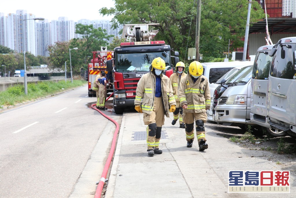 消防将火救熄后准备收队。刘汉权摄