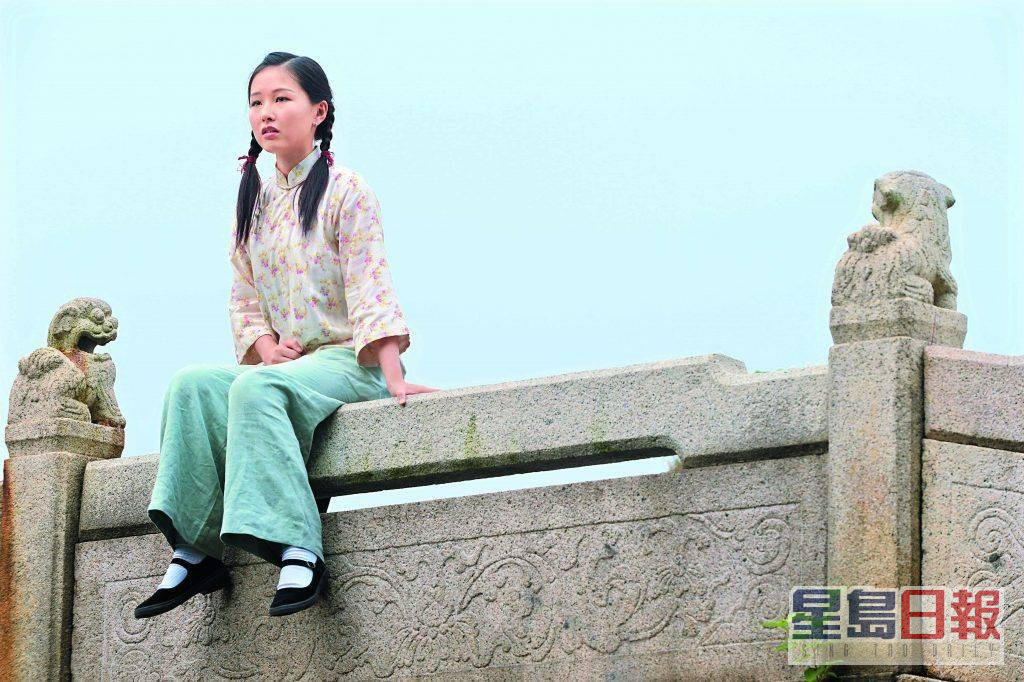 今年已经36岁的乐瞳，早年在TVB同样经常饰演学生妹，例如在《点解阿Sir系阿Sir》饰演学生妹「中女」、《法证先锋3》的天眼少女等等，因为拥有一副超级童颜，而且身材娇小，令网民对她印象深刻，虽然近年已经离巢TVB，但早前在ViuTV剧集中同样以学生服打扮示人，毫无违和感。