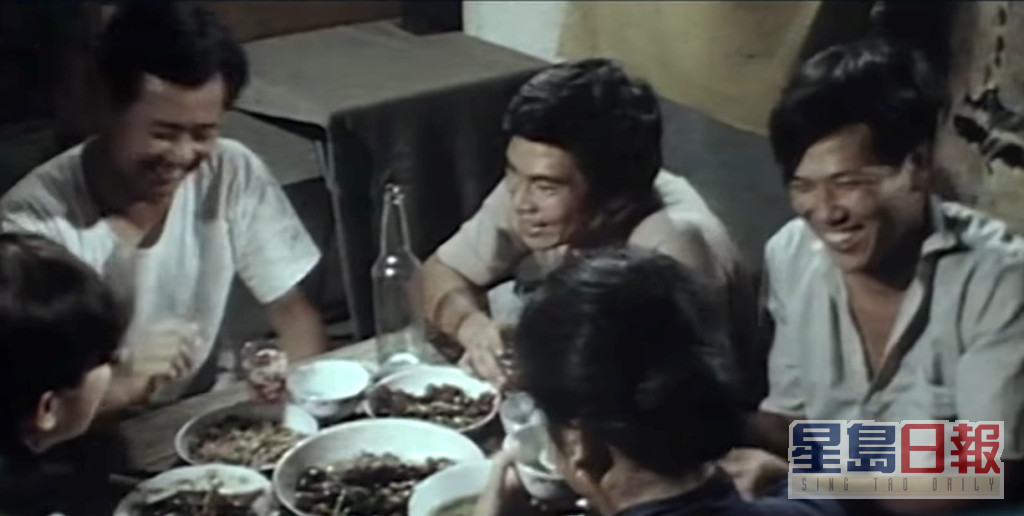 1980年，刘江（右）拍摄《人在江湖》期间脑血管栓塞．导致半边身瘫痪，幸凭坚毅意志极速于9日后康复出院。