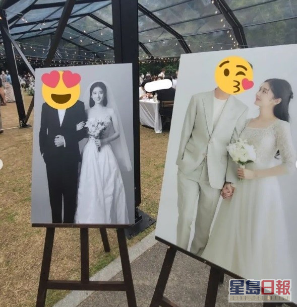 婚礼现场摆放了新人的靓靓结婚照。