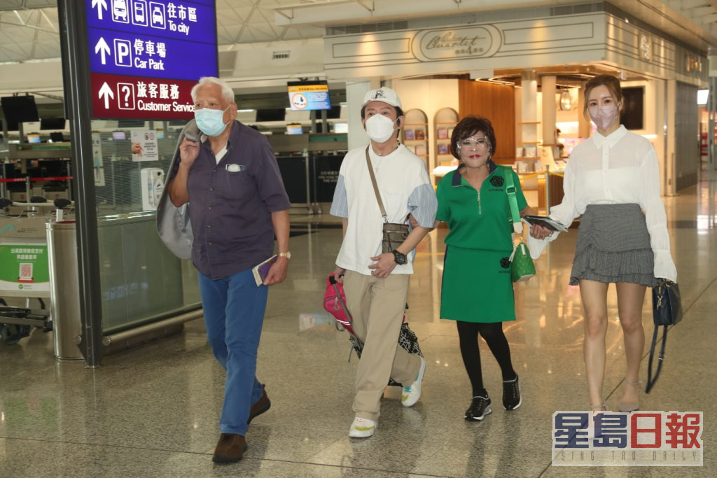 黄夏蕙同老公潘炳烈今日离开香港，准备飞去美国过新生活。