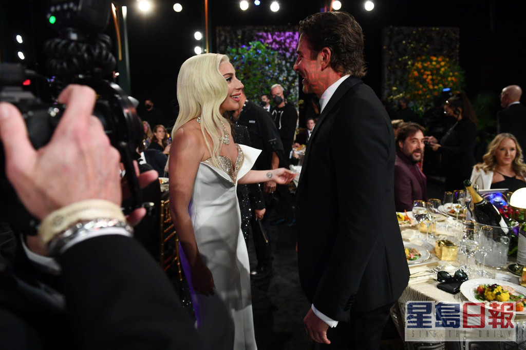Gaga和旧拍档毕列谷巴在SAG上再遇。