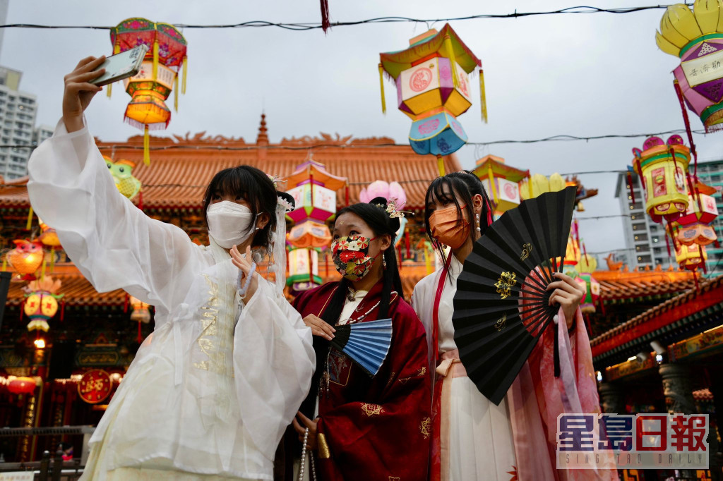 近200位女性身穿传统华服参与。