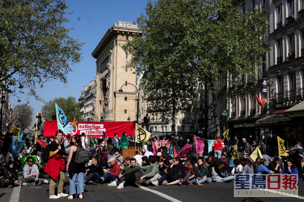 「反抗滅絕」活躍分子在巴黎佔據一條主要大道。	REUTERS