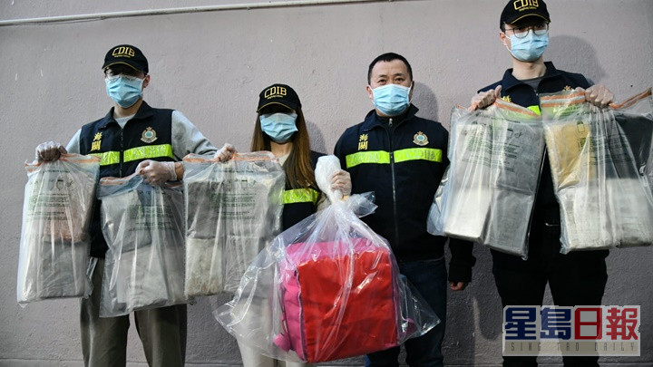 行動中海關檢獲24公斤可卡因。