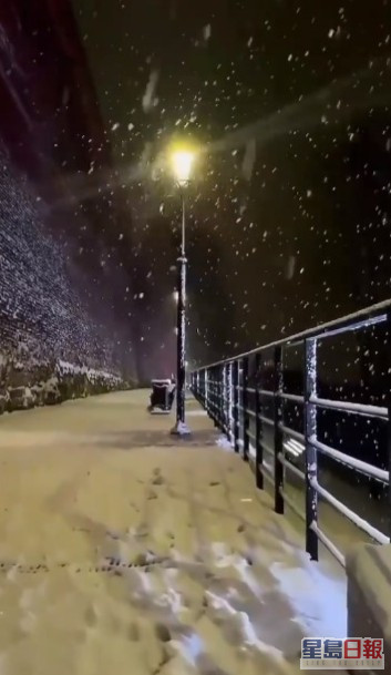 黄伟文拍摄的夜之飘雪巴黎景。