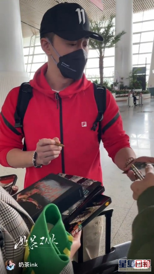 林峯更在机场为粉丝签名。