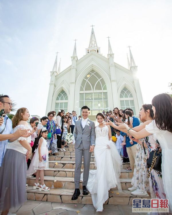 黄丽帼三年前嫁经营美容院的老公，并到冲绳举行婚礼。