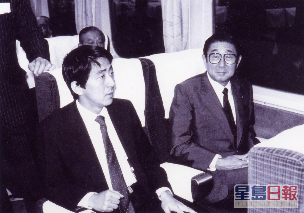 1982年父亲安倍晋太郎（右）就任外务大臣，安排安倍晋三（左）进入外务省，成为外务大臣秘书官。 AP图片