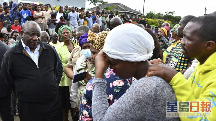 南非总统拉马福萨到灾区探望罹难者家属。AP图片