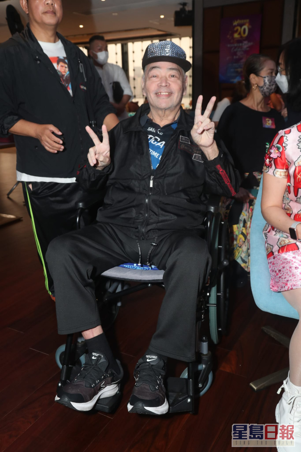 张伟文虽然已经康复，但出入仍要坐轮椅。