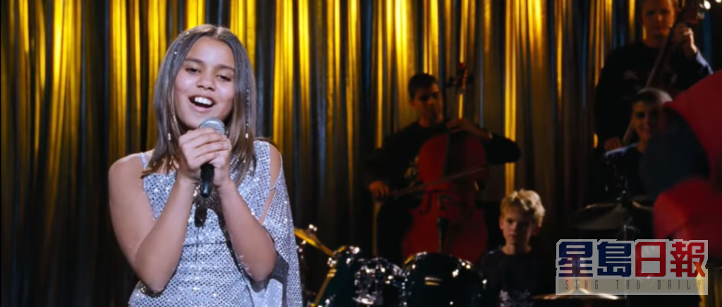 经典爱情片《真的恋爱了》中，亦有小女孩翻唱歌曲的情节。