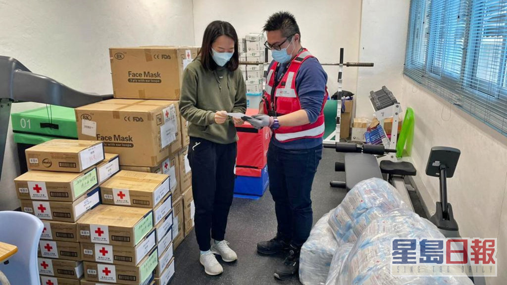 紅十字會本地賑災服務隊夥拍地區夥伴，向有需要的前線工作人員提供搓手液等個人防疫物資。